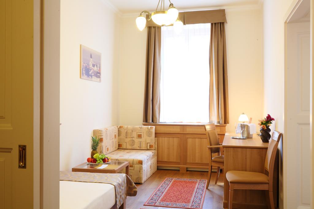 Hotel Historia & Historante Veszprém Quarto foto